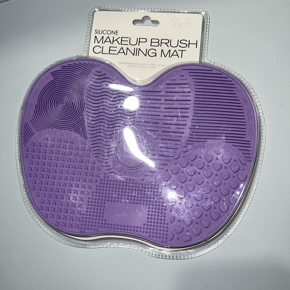 Silicone Makeup Brush Cleaning Mat in Purple